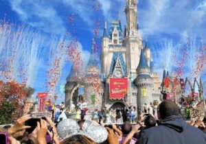 حادثه وحشتناک در دیزنی‌لند؛ کارمندی که با فداکاری جان تماشاگران را نجات داد