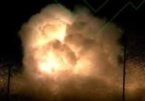 ببینید | وحشت دختر جوان؛ لحظه انفجار نارنجک دستی داخل یک مغازه و خرد شدن شیشه‌ها / مهاجم که بود؟