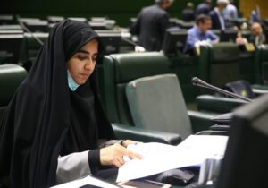 نطق اعتراضی نماینده ایلام؛ تجمع آرام در اعتراض به وضع معیشتی را خط نفوذ به آشوب کشاند/ اجازه نمیدهیم جوانان به مسلخ بیتدبیری مسئولین بیکفایت بروند