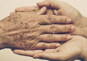 حدیث امام علی(ع) درباره احترام به پدر و معلم؛ تواضع حتی در اوج قدرت