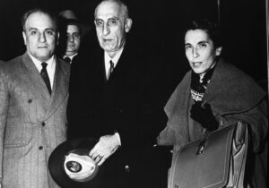 عکس/ محمد مصدق در جمع عده‌ای از همکاران و خبرنگاران؛ سال ۱۳۳۰