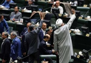 کیهان: اصرار بر استیضاح وزرای پزشکیان از طرف نمایندگان مجلس، بازی در زمین اسرائیل است