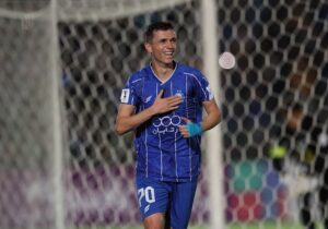 عکس | کمک ویژه آسانی به یک استقلالی؛ از زمین فوتبال تا رفاقت واقعی با تدارکات آبیها