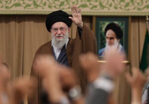 ببینید | مزاح رهبر انقلاب با شعار یکی از حضار در حین سخنرانی