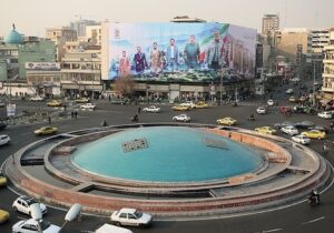 ببینید | ویدیوی خبرگزاری مهر از دیوارنگاره جدید میدان انقلاب؛ حمله به ناو آمریکایی