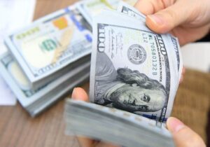 قیمت دلار، یورو و سایر ارزها امروز ۱۴ دی/ جهش قیمت دلار در بازار، یورو ۲۲۰۰ تومان گران شد