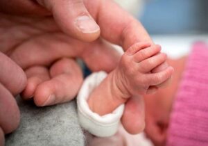 ترخیص نوزاد ۷۰۰ گرمی پس از ۴۸ روز/ عکس