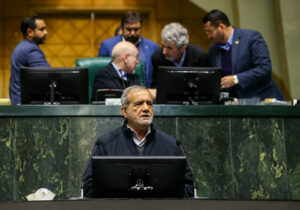 نماینده میبد: بیش از ۱۰۰ نماینده پای سوال از رئیس‌جمهور ایستاده‌اند؛ از ارز تا بازار/ نقوی حسینی: مجلس باید به معیشت مردم بپردازد اما فرار به جلو نکند