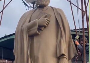 ماجرای سقوط مجسمه ابراهیم رئیسی چه بود؟ + جزئیات