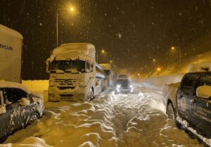 ببینید |  امدادرسانی به مسافران و خودروهای گرفتار در کولاک در آذربایجان غربی