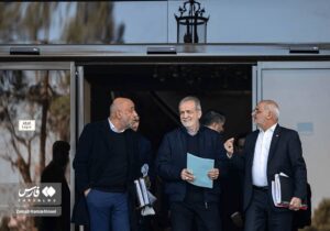 تصاویری از ژست‌های پزشکیان در حیاط دولت