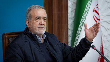 پاسخ پزشکیان به تشویق‌های یکی از حضار: بابا بذار من حرفم را بزنم، تایید نکن!