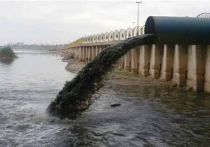 ببینید | تصاویری تلخ از عبور دانش آموزان چابهار از آب فاضلاب برای رسیدن به مدرسه