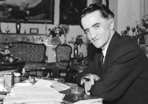 مرا مثل یک شاگرد قهوه‌چی بازنشست کرده‌اند!