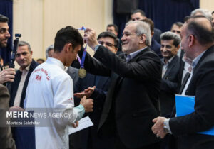 عکس| هدیه ویژه علیدوستی به مسعود پزشکیان