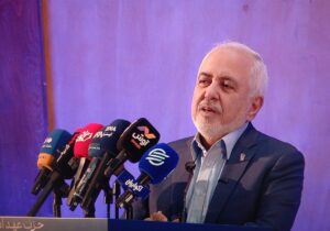 ظریف: ما نمی‌توانیم برای ۵۰۰ سال آینده، هخامنشی شویم/ نباید دوباره مانند جنگ دوم ایران و روس سربازان را به میدان آورد