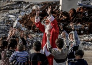 بابانوئل در میان خرابه‌های غزه