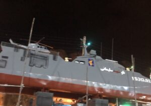 نمایش ماکت ناو و موشکهای سپاه در مسیر منتهی به مزار شهید سلیمانی+ تصاویر