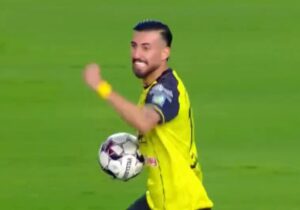 ببینید | اصفهانیها خیلی زود به بازی برگشتند؛ گل اول سپاهان به استقلال با یک گلبهخودی عجیب!