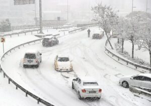 ببینید | لحظه هولناک زیر گرفتن دو نفر در پی خروج خودرو از کنترل در میان برف!