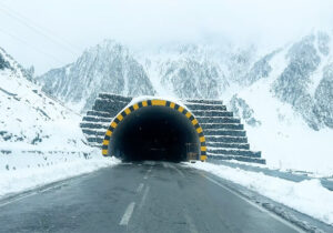 ببینید | لحظه دلهره‌آور مدفون شدن چند خودروی سواری در ورودی تونل بر اثر بارش برف