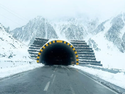 ببینید | لحظه دلهره‌آور مدفون شدن چند خودروی سواری در ورودی تونل بر اثر بارش برف