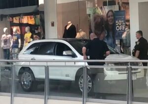 ببینید | اشتباه عجیب راننده زن بعد از تحویل خودروی صفر کیلومتر در نمایندگی!