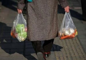 هشدار نسبت به حذف اقلام غذایی با افزایش تورم؛ غذا به کالای لوکس تبدیل شده/ کالابرگ بدون ثبات اقتصادی کارایی ندارد/ پای مرغ یا سویا بجای گوشت!