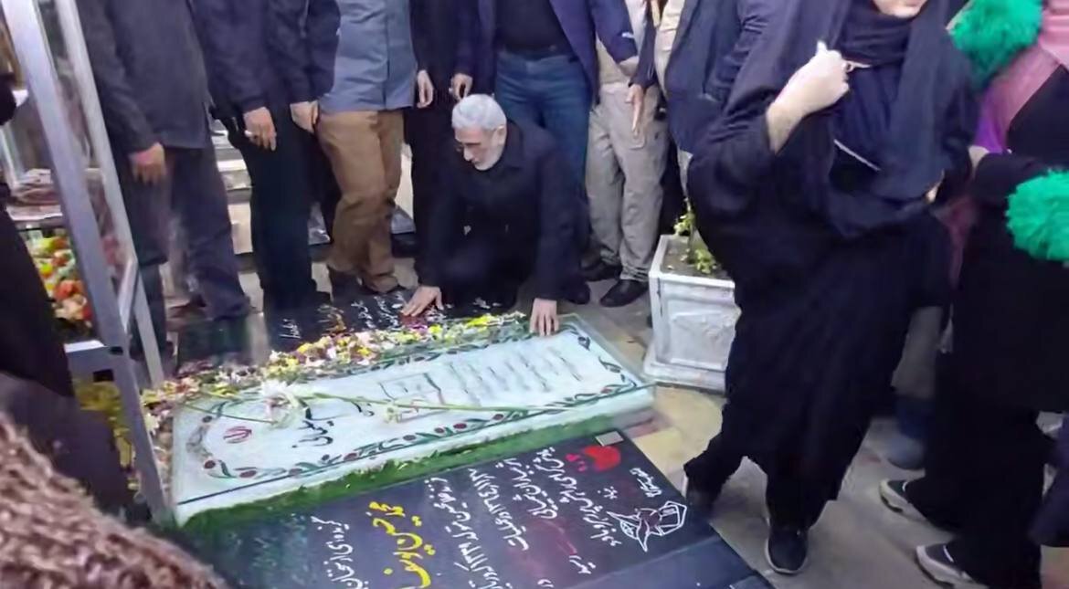 تصویری از فرمانده نیروی قدس بر مزار فرمانده شهید نیروی قدس