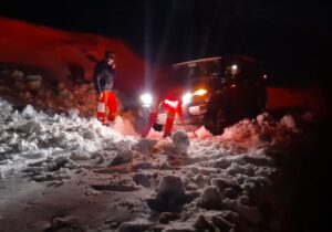 امدادرسانی به ۸۰ نفر گرفتار در برف و کولاک گردنه لبد بازفت شهرستان کوهرنگ
