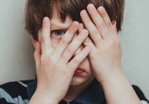 از اضطراب تا کابوس شبانه؛ تبعات روانی اخبار خشن برای کودکان