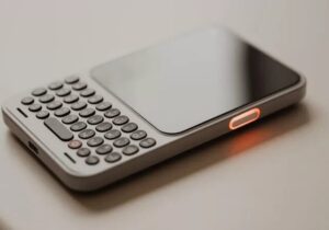 آخرین تلاش‌ها برای احیای بلک‌بری/ Clicks Communicator با کیبورد فیزیکی معرفی شد