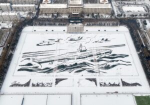 تبدیل ناو هواپیمابر به یک اثر هنری غول‌آسا / عکس