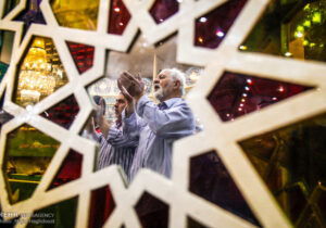 سالک مسلمان در ظاهر با مردم و در باطن با خداست