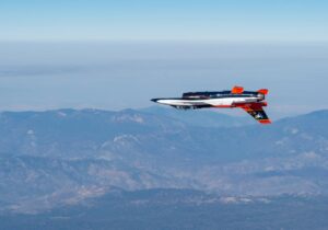 این «اف ۱۶» فرق دارد / هوش مصنوعی کنترل یک جنگنده واقعی را به دست گرفت