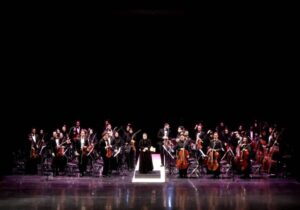 دیالوگ با رهبرِ زن/ پانیذ فریوسفی با ۴۸ نوازنده و ترکیبی از سازهای زهی و آرشه‌ای روی صحنه رفت