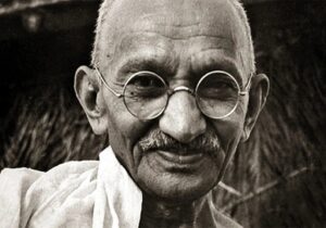 عکس|/ «ماهاتما گاندی» در حال خوردن غذا در راجکوت؛ سال ۱۳۱۷