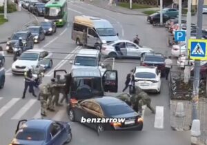 ببینید | لحظه کمین و دستگیری غافلگیرکننده رئیس باند مافیایی توسط نیروهای امنیتی