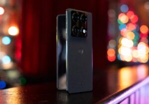 ولین گوشی تاشو کتابی موتورولا معرفی شد