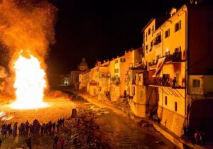 ببینید | بزرگترین آتش سنتی در ایتالیا روشن شد