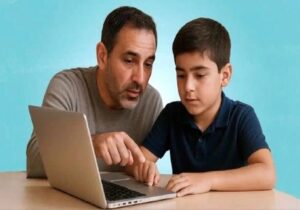 والدین در ارتقای سواد رسانه‌ای کودکان در عصر دیجیتال نقش محوری دارند