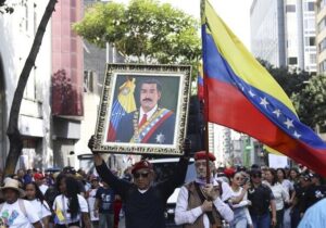 در حمله آمریکا، مادورو و همسرش زخمی و ۱۰۰ نفر کشته شدند