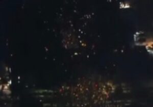 ببینید | تصویر هوایی از اعتراض ساکنان شهر مینیاپولیس آمریکا به کشته‌شدن زن ۳۷ ساله به دست مأموران اداره مهاجرت