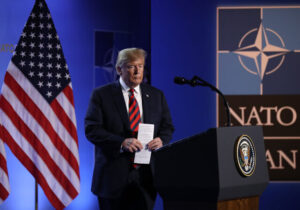 پیام کاخ سفید به ترامپ: پنگوئن را در آغوش بگیر! / عکس