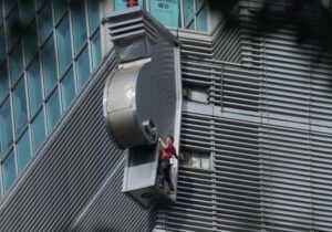 ببینید | بالا رفتن از آسمان‌خراش ۵۰۸ متری بدون طناب ایمنی!