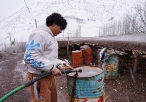 سوخت‌رسانی در دل سرمای شدید و بارش برف سنگین در لرستان