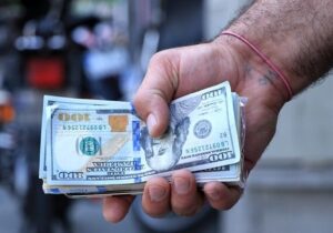 تهدیدی تازه در بازار ارز تهران/ دلارهای آبی، تقلبی  است؟
