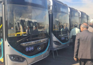 ترخیص صدها دستگاه تاکسی، واگن قطار و اتوبوس برقی از بندر شهید رجایی