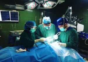 جراحی معجزه‌آسای مغز در بیرجند؛ نجات پسر ۱۱ ساله از چنگال کیست انگلی