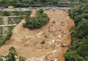 ببینید | شکافته شدن بزرگراه در پی رانش عظیم زمین!